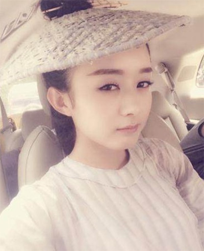 看看女星們花式戴草帽的帽子戲法！